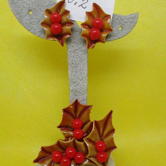NO 2 VTG Celluloid Holly Berry Christmas Pin Brooch & Matching Holly Berry Chris - Picture 2 of 10